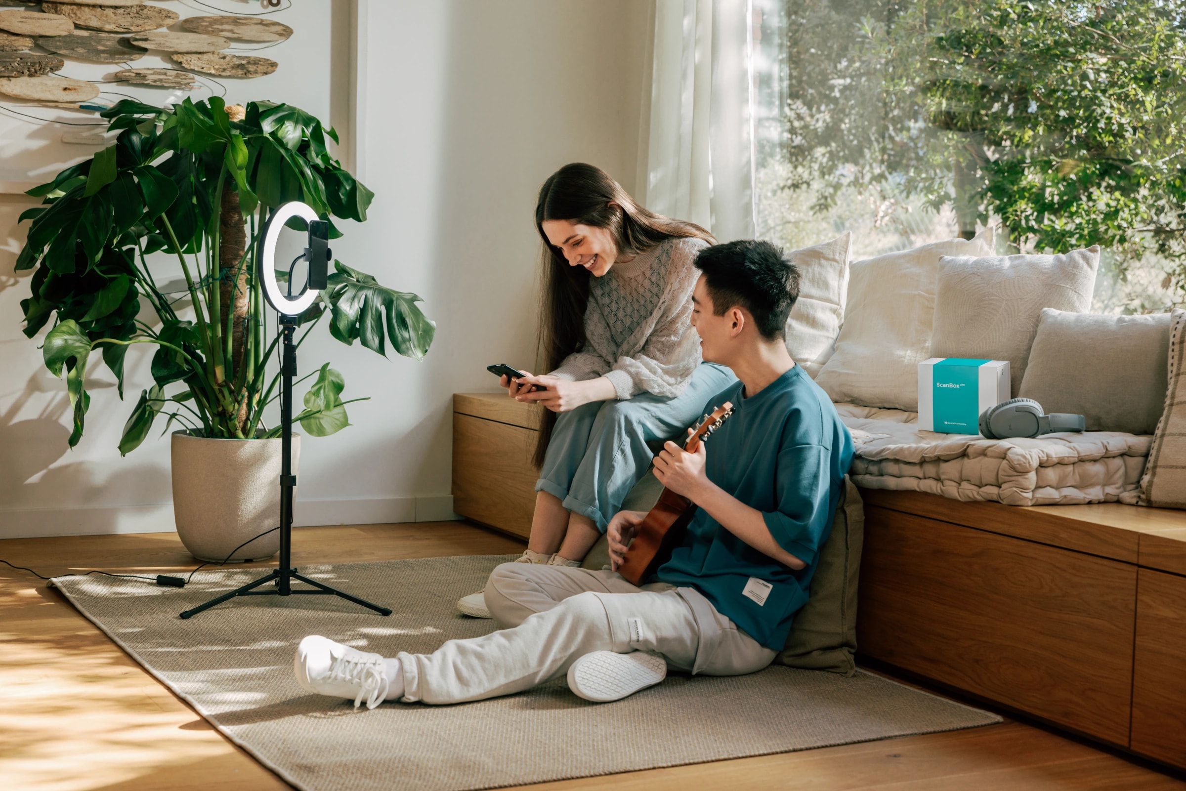 Jugendliche mit DentalMonitoring ScanBox im Alltag