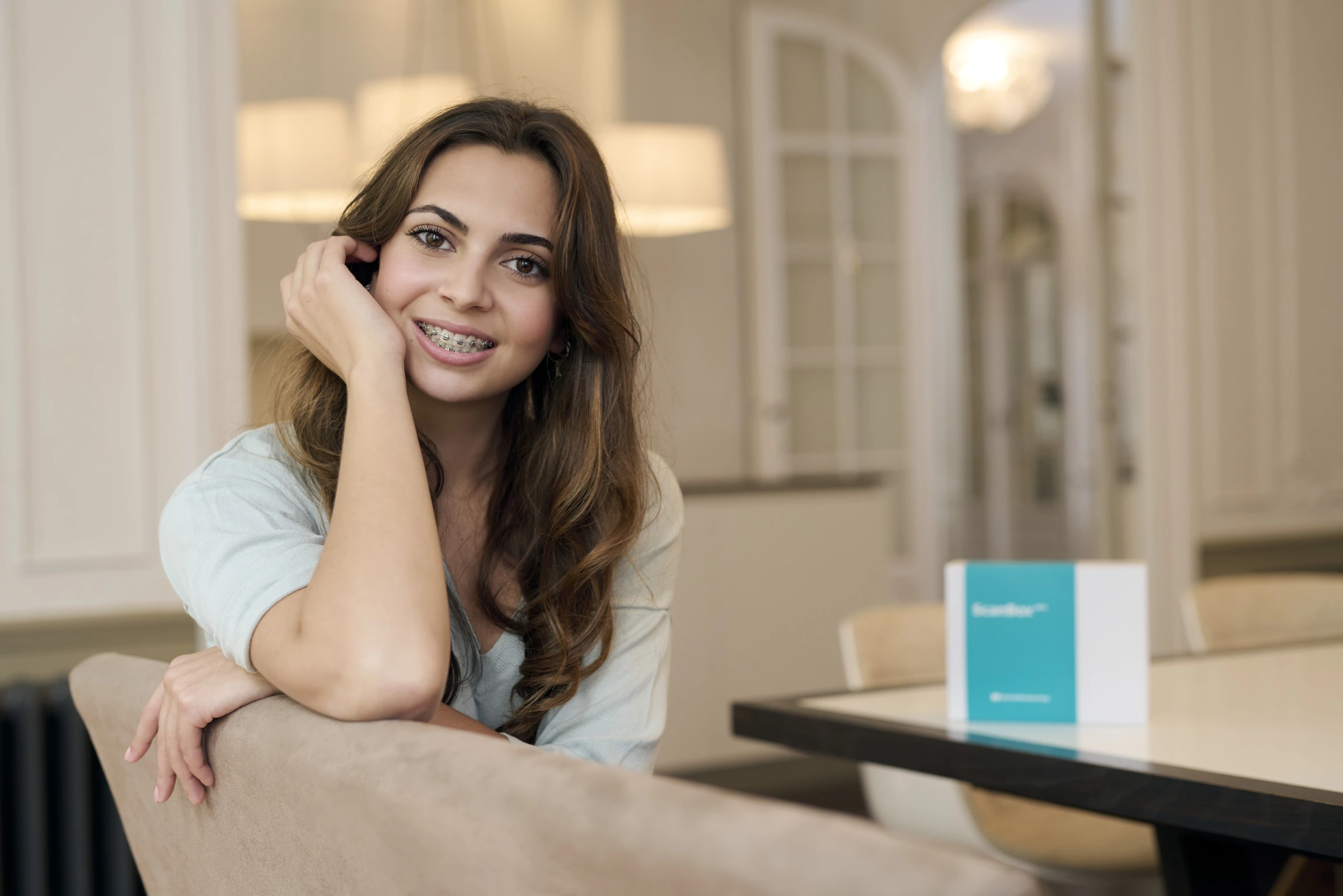 Zufriedene Patientin mit ScanBox pro von DentalMonitoring