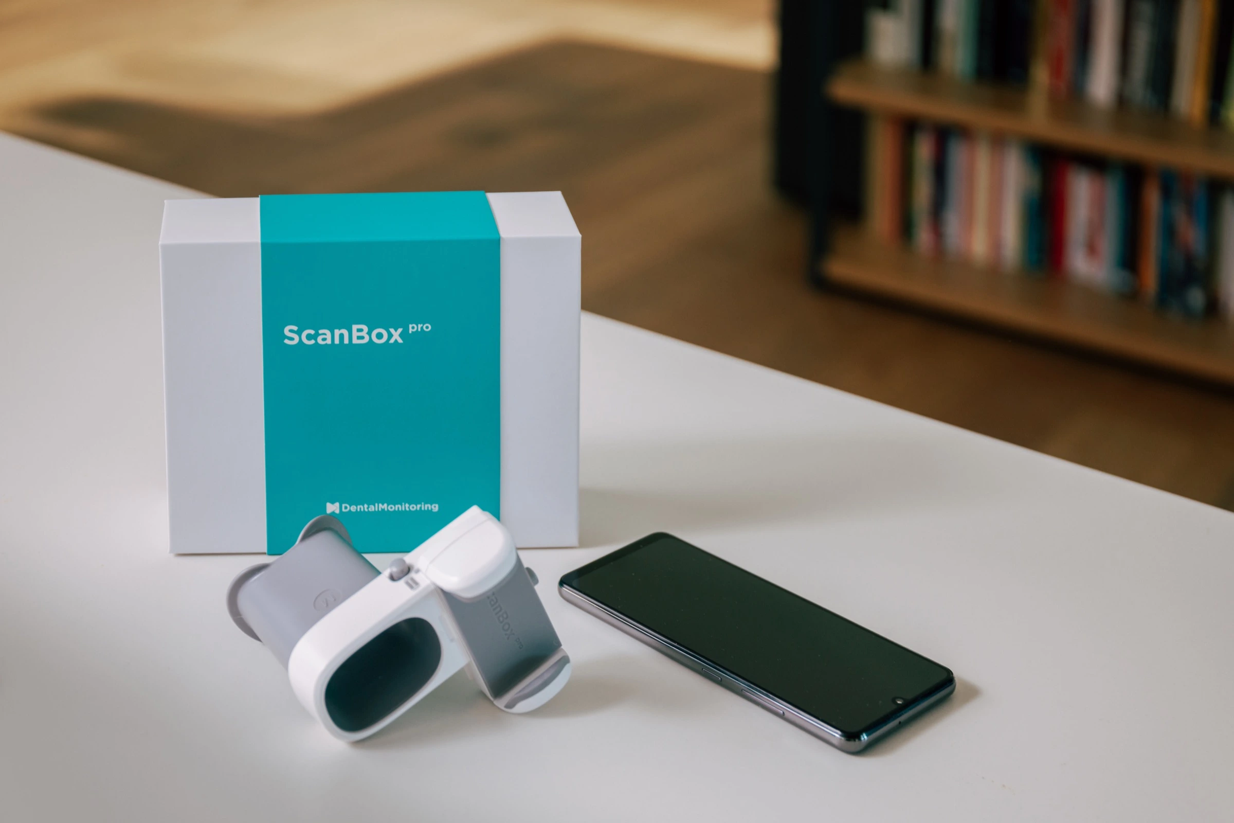 ScanBox pro mit Smartphone für DentalMonitoring Scans