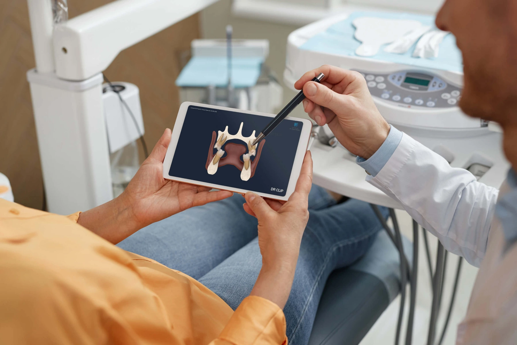 Dr. Clip digitale Patientenaufklärung Dresden — Ärztin erklärt Patientin die Behandlung auf dem Tablet