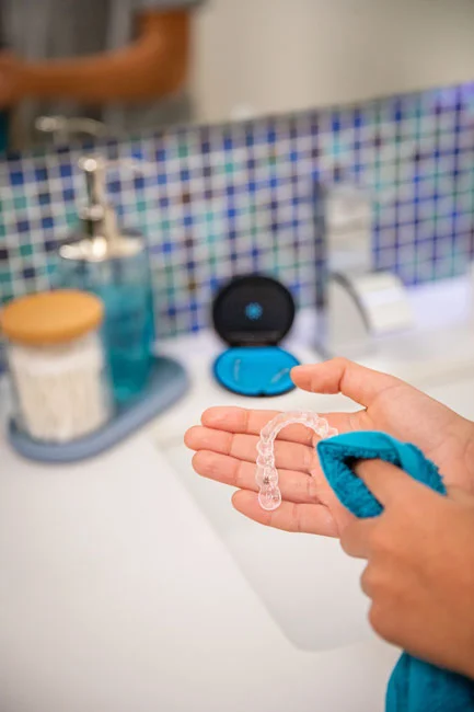 Unsichtbare Aligner für den beruflichen Alltag